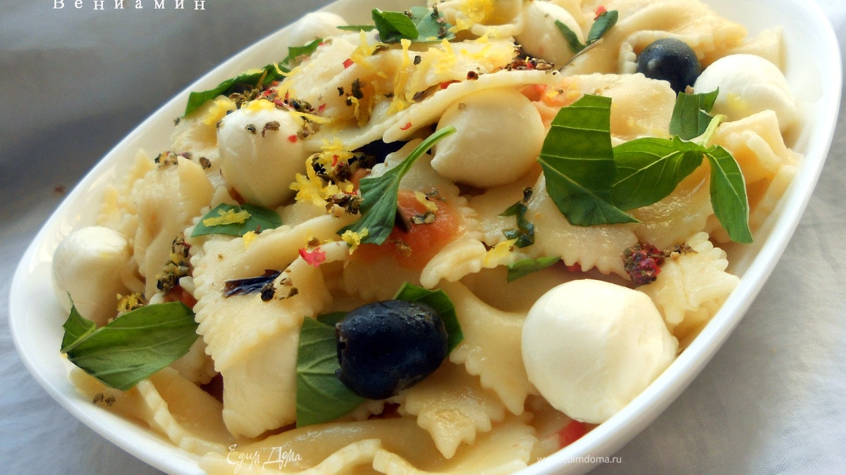 Паста с помидорами, маслинами и базиликом