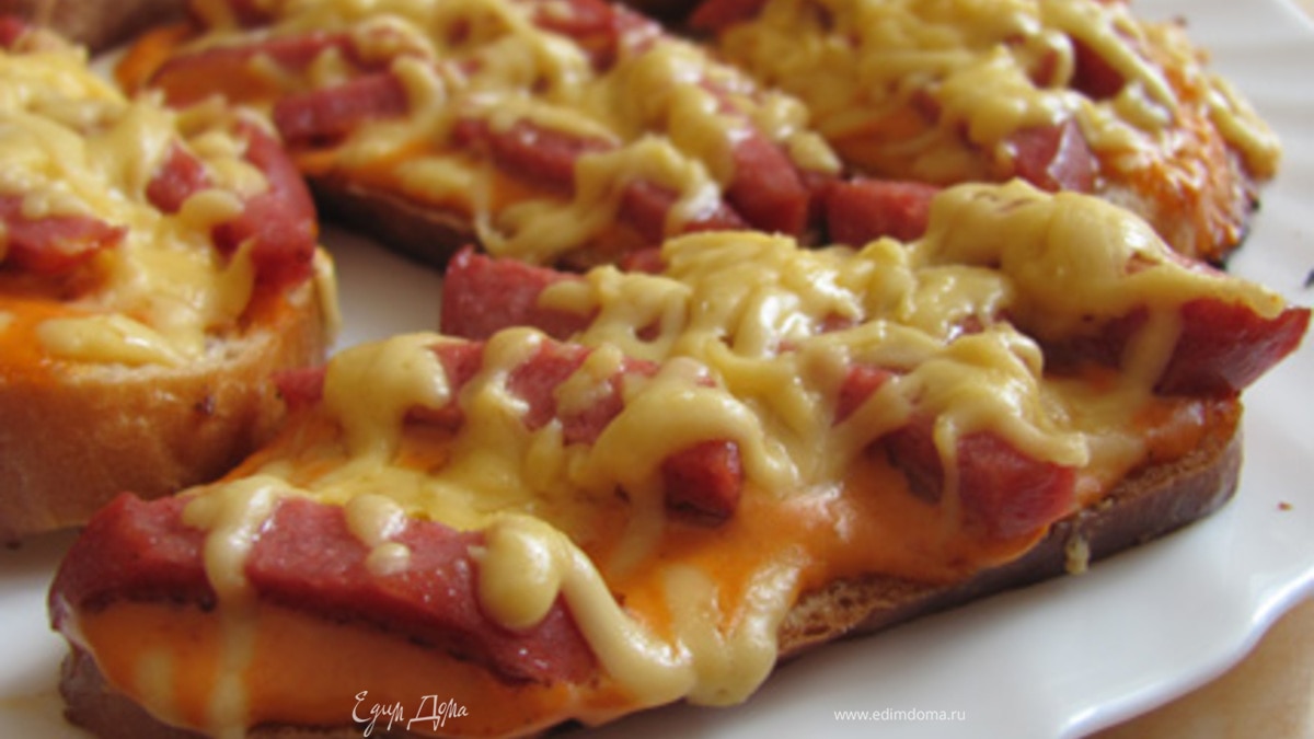 Горячие бутерброды с колбасой и сыром