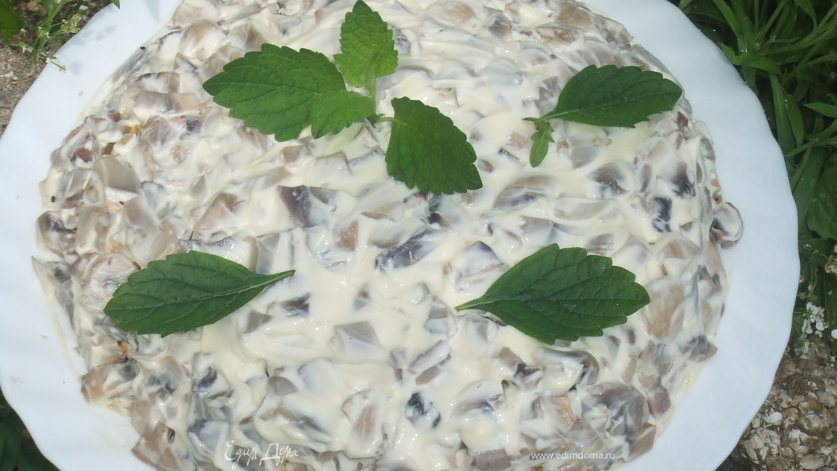 Салат селедка с грибами и овощами.