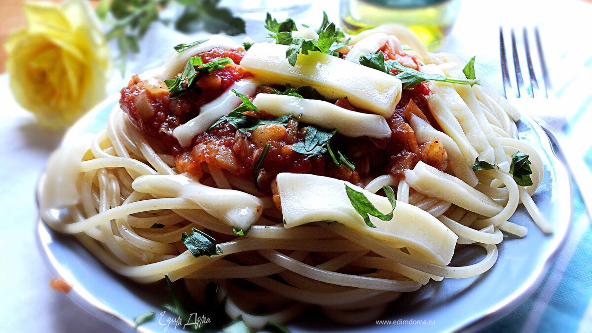 Спагетти с томатным соусом