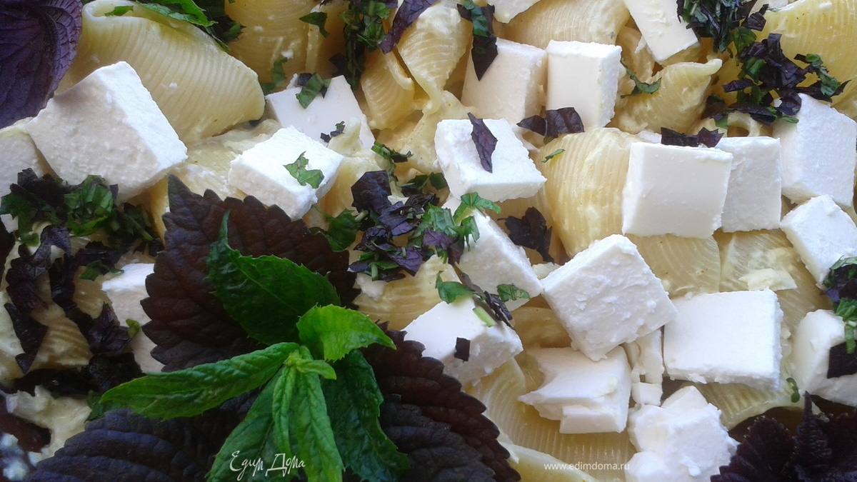 Лумакони с фетой и базиликом