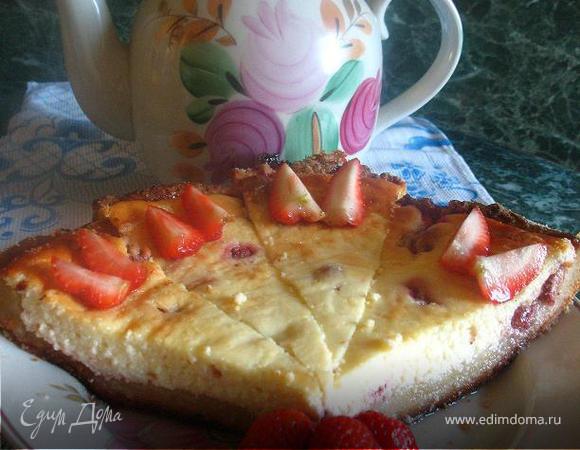 Очень творожный пирог с клубникой