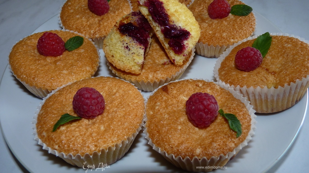 Бисквитные кексы с малиной и вишней