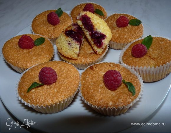 Бисквитные кексы с малиной и вишней