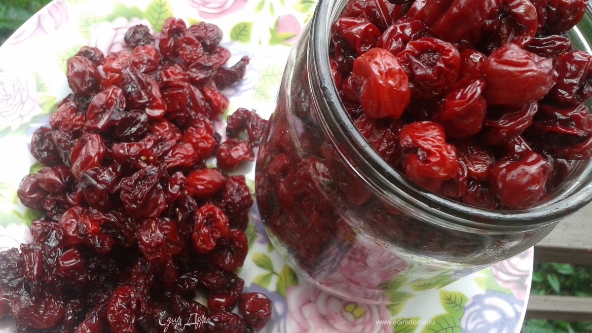 Вишня валенная с розмарином и в собственном соку