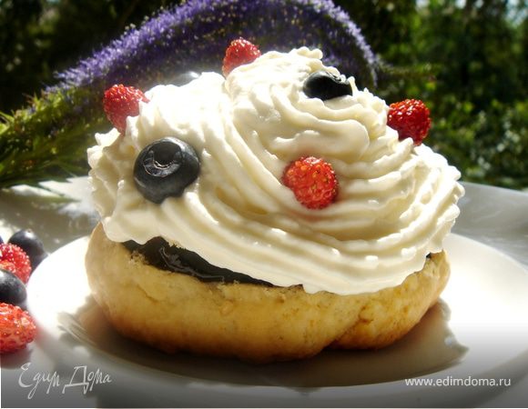 Пирожное с черничным киселём,земляникой и сливками Пирожное с черничным киселём,земляникой и сливками