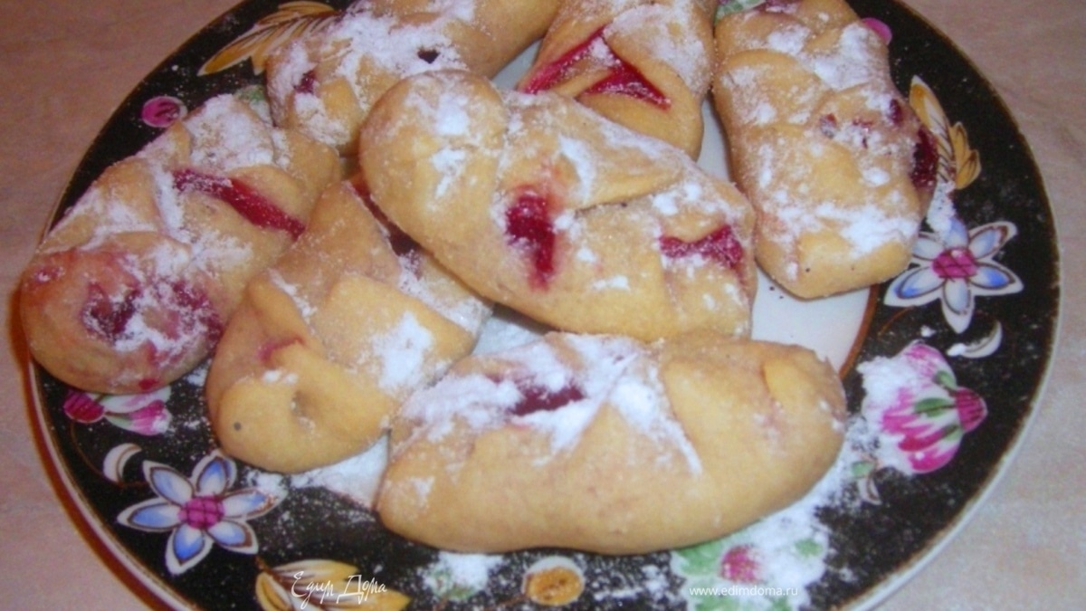 Заварные косички с малиной и вишней