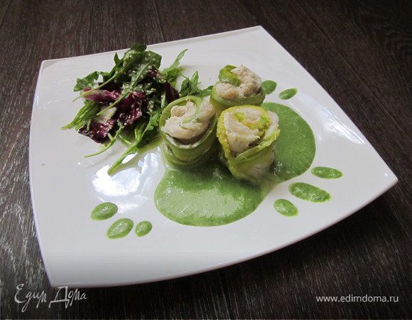 Рулетики из кабачков с рыбой и соусом