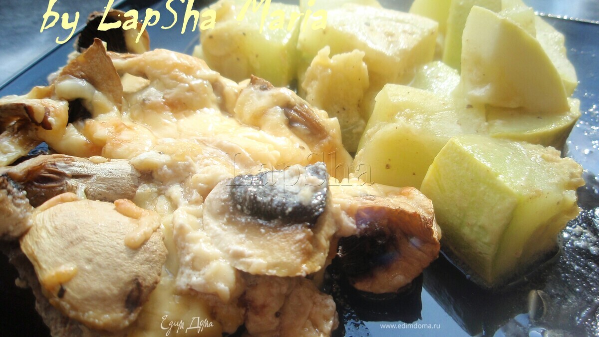 Нежная свинина запеченная в сливках с грибами