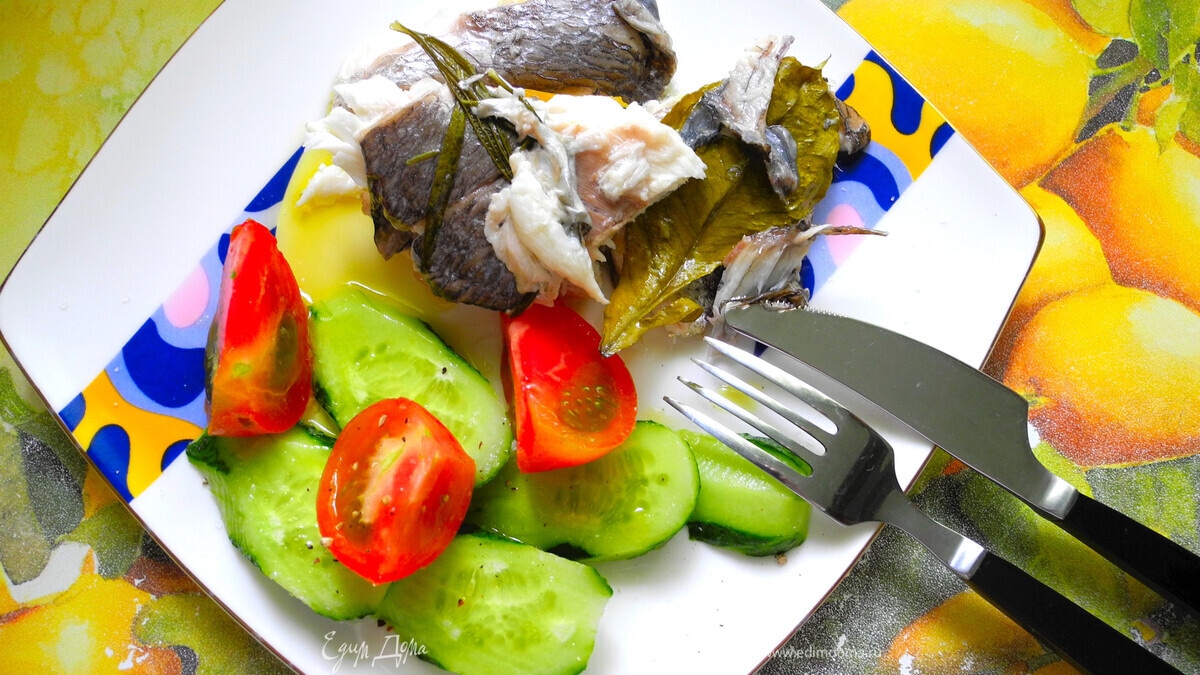 Дорада с солеными лимонами и средиземноморскими травами