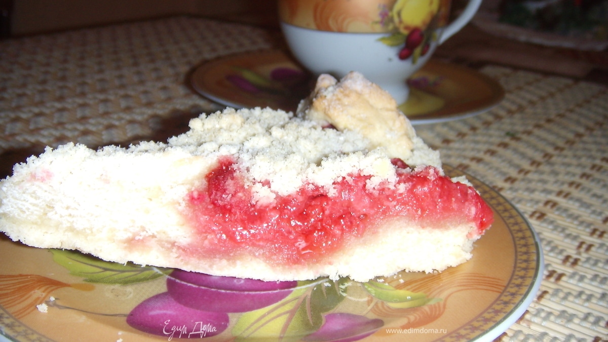 Пирог с войлочной вишней и красной смородиной