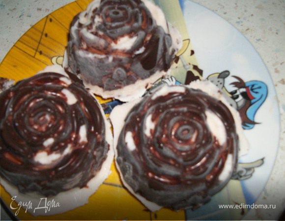 Шоколадные сырки с изюмом и клубникой Шоколадные сырки с изюмом и клубникой