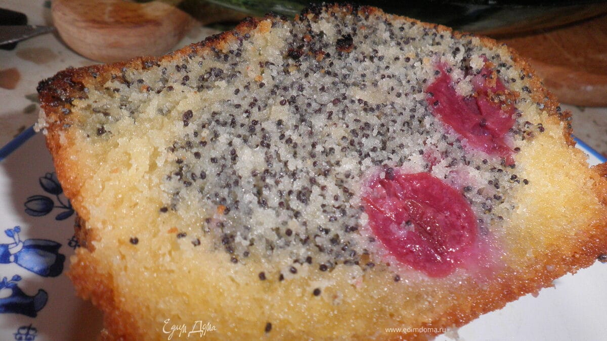 Маковое полено с вишнями