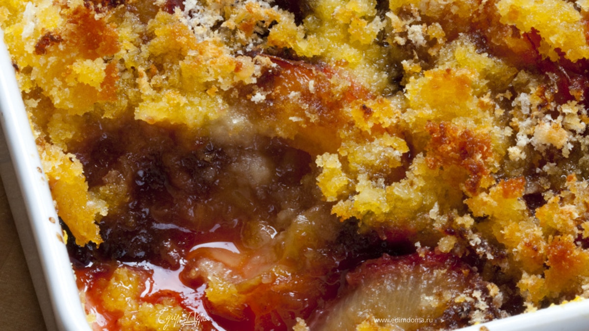 Сливы, запеченные под хрустящей корочкой