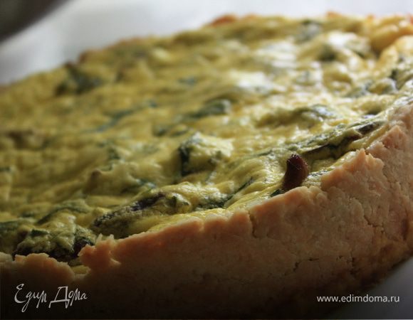 Киш с лисичками, куриными сердечками, козьим сыром и базиликом.