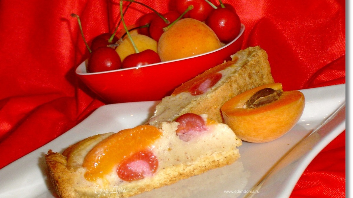 Пирог с абрикосами и черешней