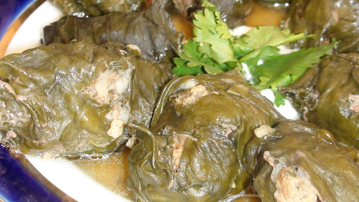 Голубцы (в свекольной ботве)