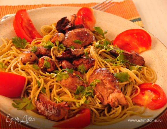 Кроличьи потрошка с чесноком и спагетти