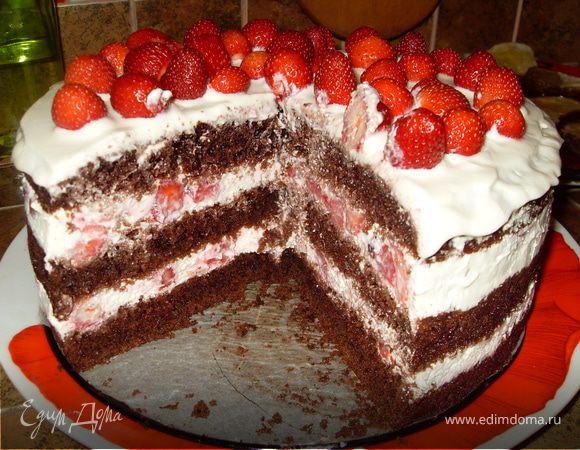 Шоколадный торт с клубникой. 