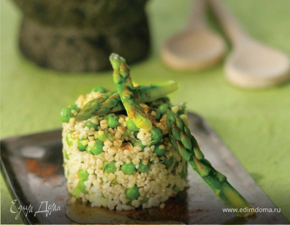 Ризотто из булгура со спаржей, зеленым горошком и сыром гравьера