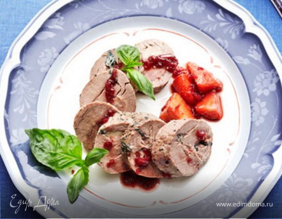 Телятина c сырно-клубничным соусом