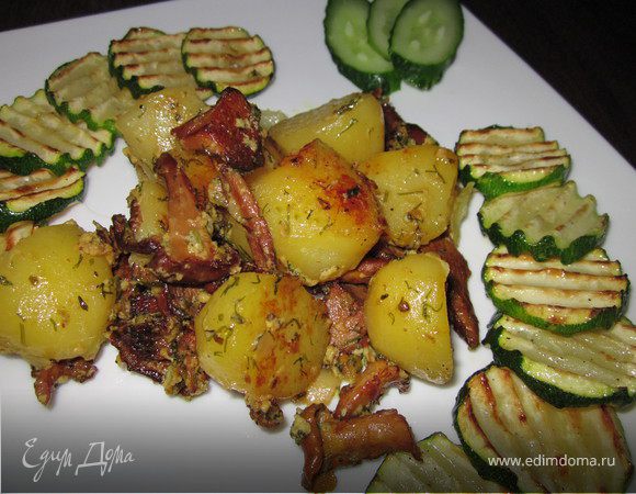 Молодой картофель с лисичками