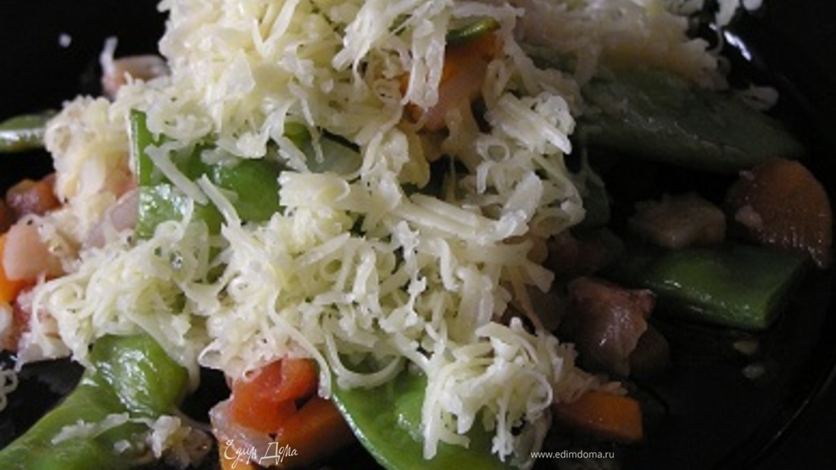 Молодые стручки фасоли с беконом и овощами