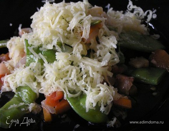 Молодые стручки фасоли с беконом и овощами