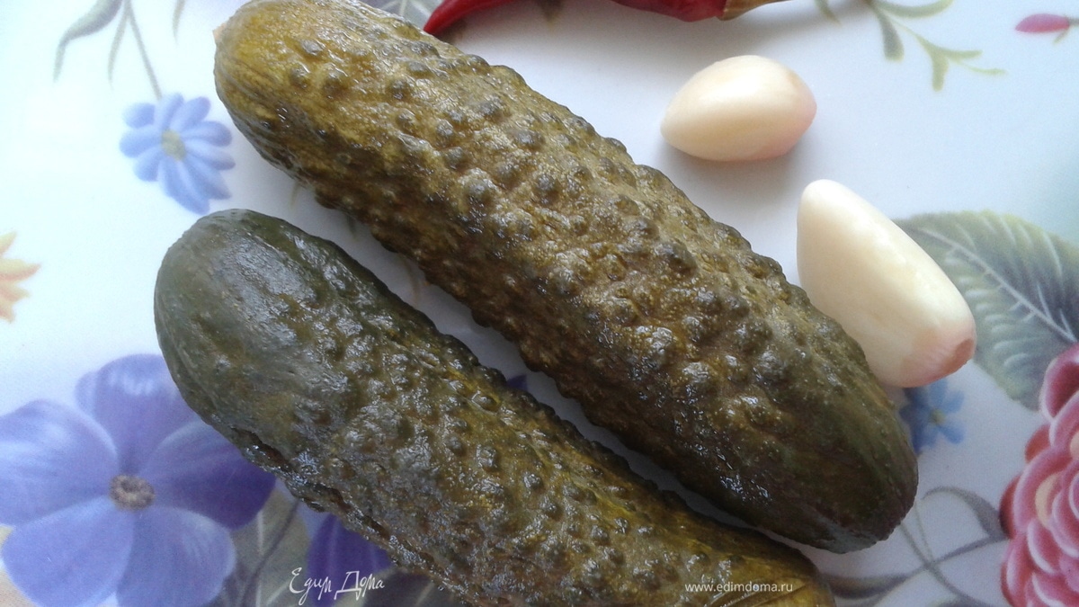 Острые огурчики с пряными травками