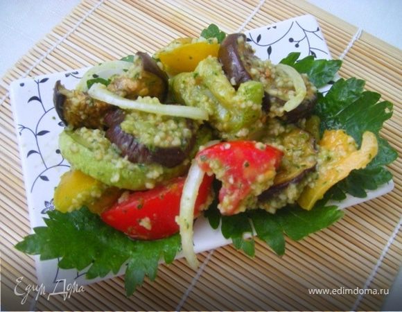Теплый летний салат с печеными баклажанами и кускусом