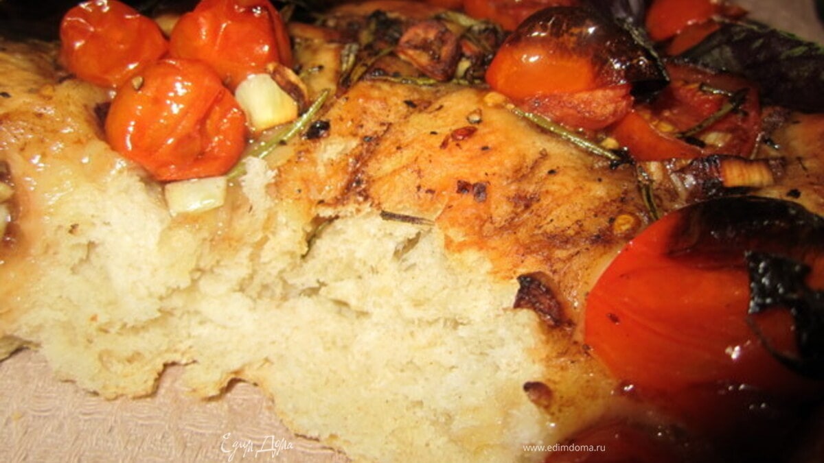 Фокачча с бальзамическими помидорами.