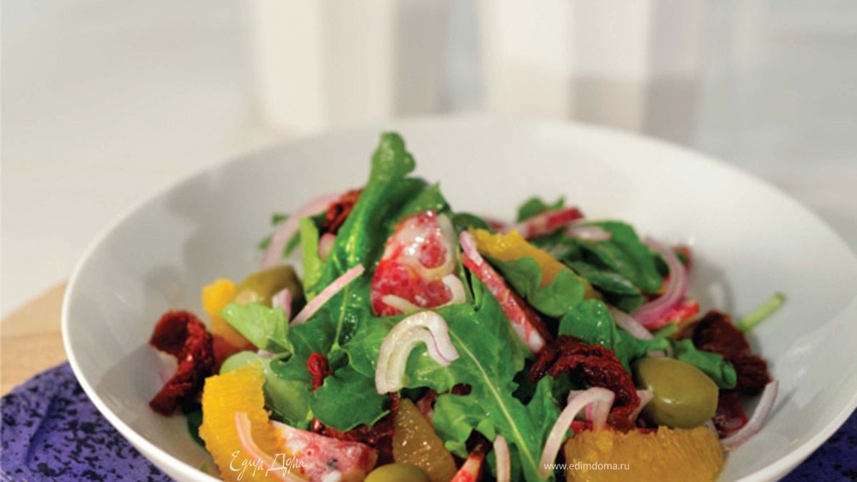 Салат аругула с зелеными оливками, вялеными томатами и салями