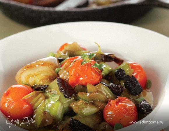  Лук-порей, тушеный с черносливом и помидорами черри 