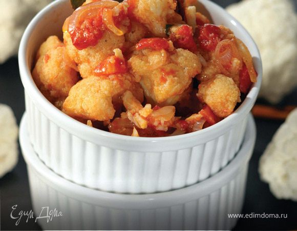 Цветная капуста, тушенная с томатами и корицей Цветная капуста, тушенная с томатами и корицей
