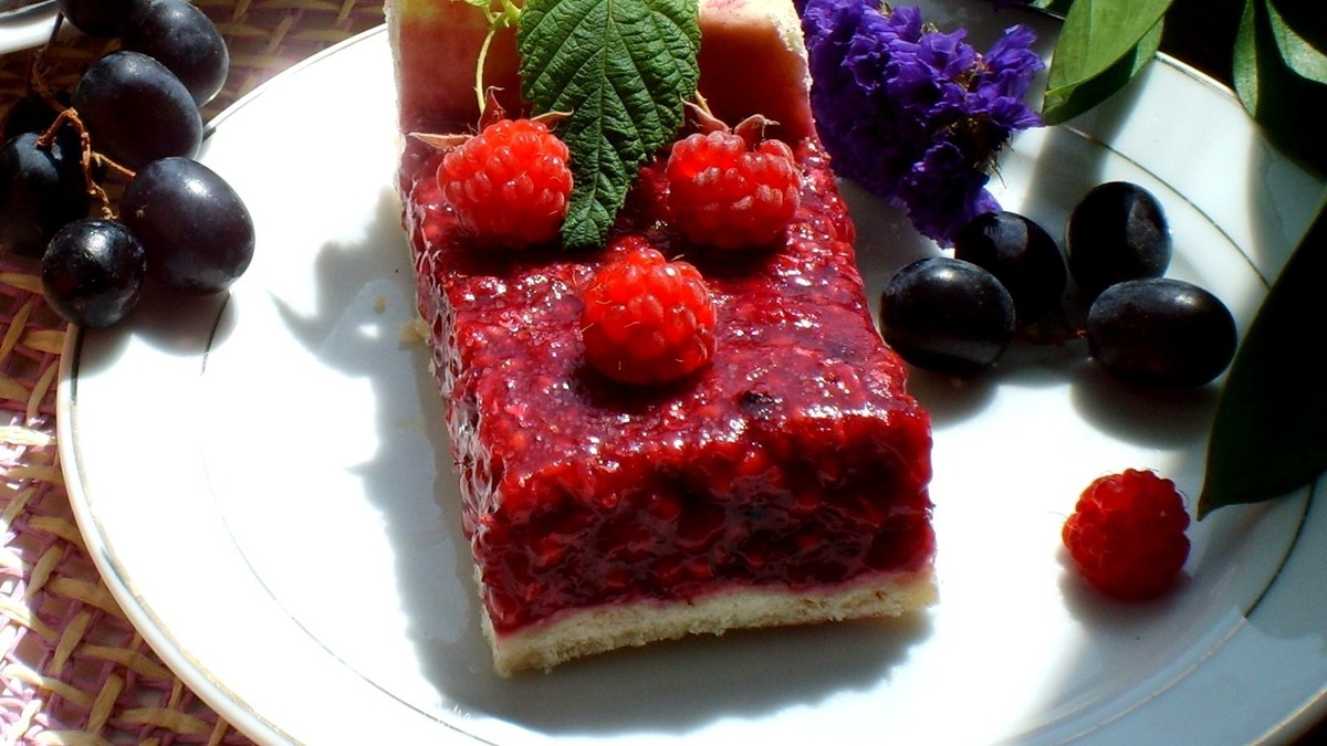 Пирог малиновый с корицей