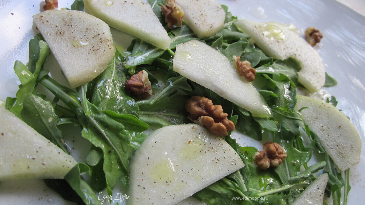 Зеленый салат с грушей и руколой