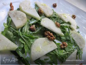 Зеленый салат с грушей и руколой