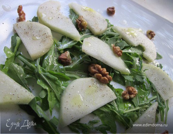 Зеленый салат с грушей и руколой Зеленый салат с грушей и руколой