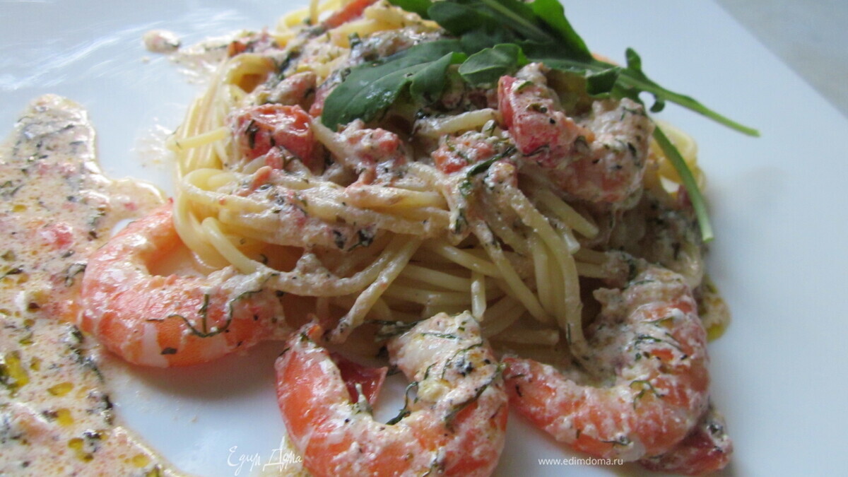 Спагетти с томатами и креветками