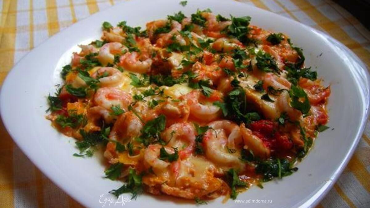 Сырная яичница с креветками и помидорками