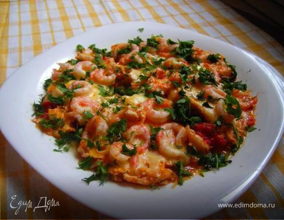 Сырная яичница с креветками и помидорками