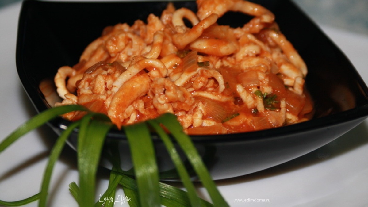 Щупальца кальмара в томатном соусе