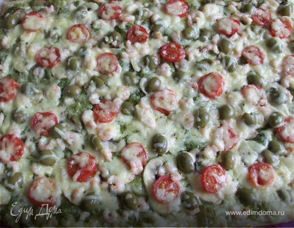 Пицца с креветками и соусом песто 