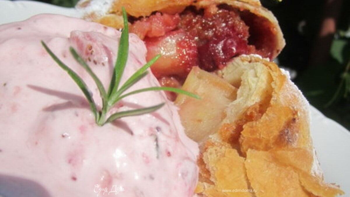 Штрудель с розовой начинкой (яблоками и вишней).