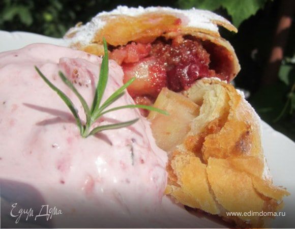 Штрудель с розовой начинкой (яблоками и вишней). Штрудель с розовой начинкой (яблоками и вишней).