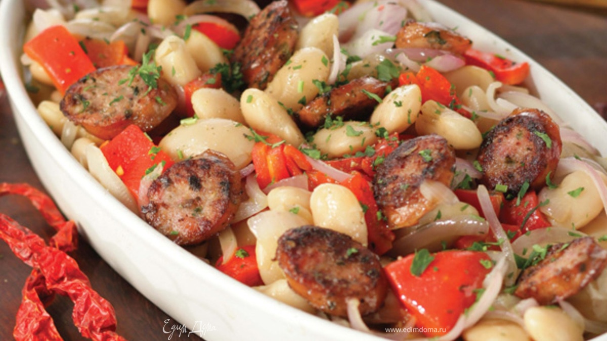 Белая фасоль, запеченная с красным перцем и острыми колбасками