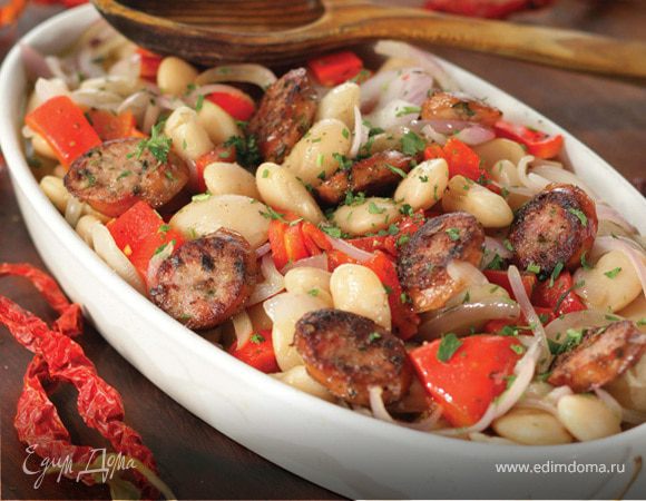 Белая фасоль, запеченная с красным перцем и острыми колбасками Белая фасоль, запеченная с красным перцем и острыми колбасками