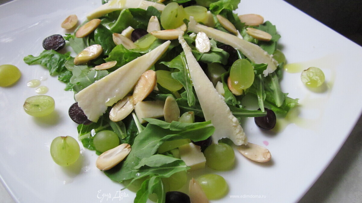 Салат с сыром и виноградом