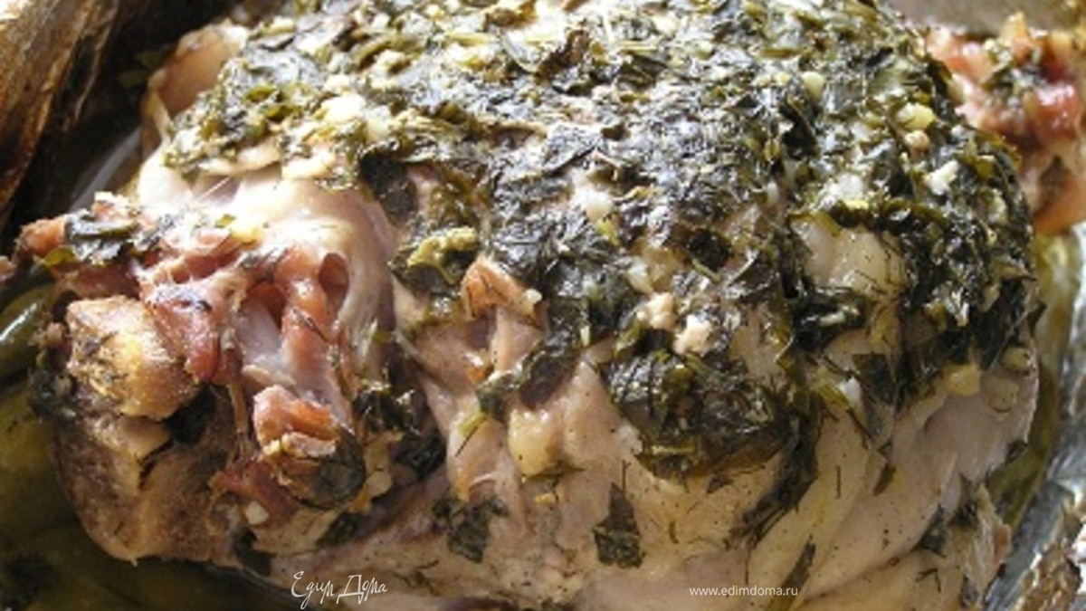 Свиная рулька, запеченная на молодых стручках фасоли