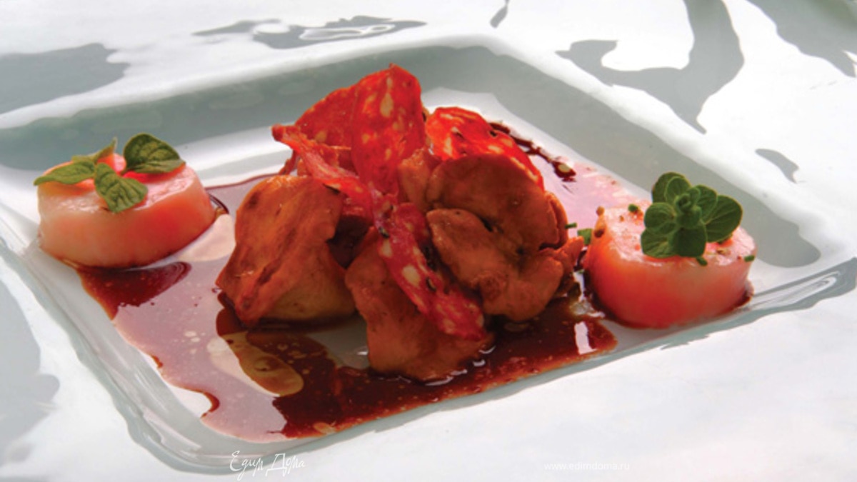 Лисички с хрустящей салями в соусе из красного вина с тмином и кориандром